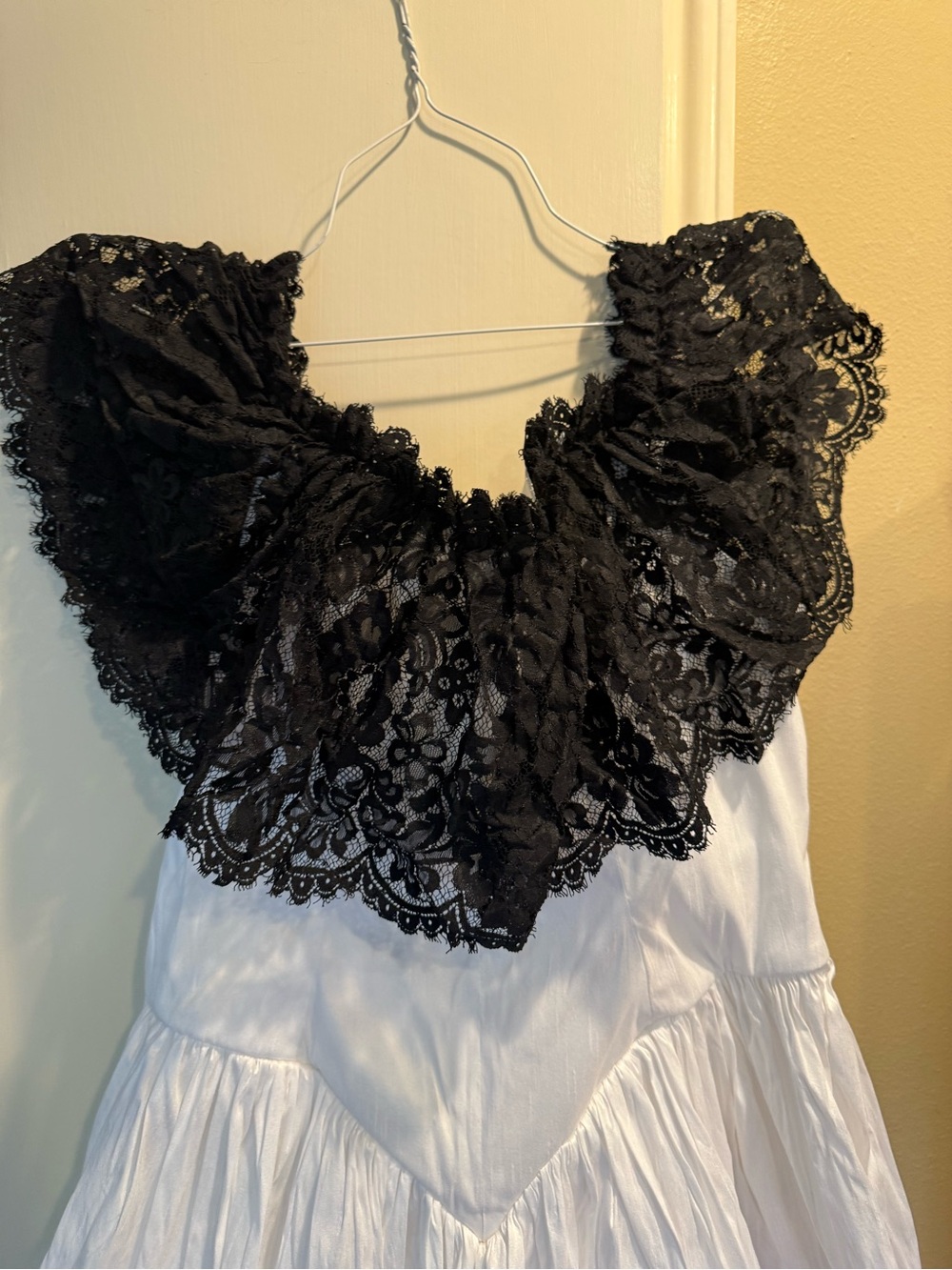 Recollections Victorian Ball Gown White Dupioni Silk Black Alençon Lace Large - Picture 4 of 15